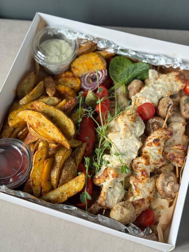 Бокс шашлычки из куриного филе с запеченными овощами (5-10 чел)