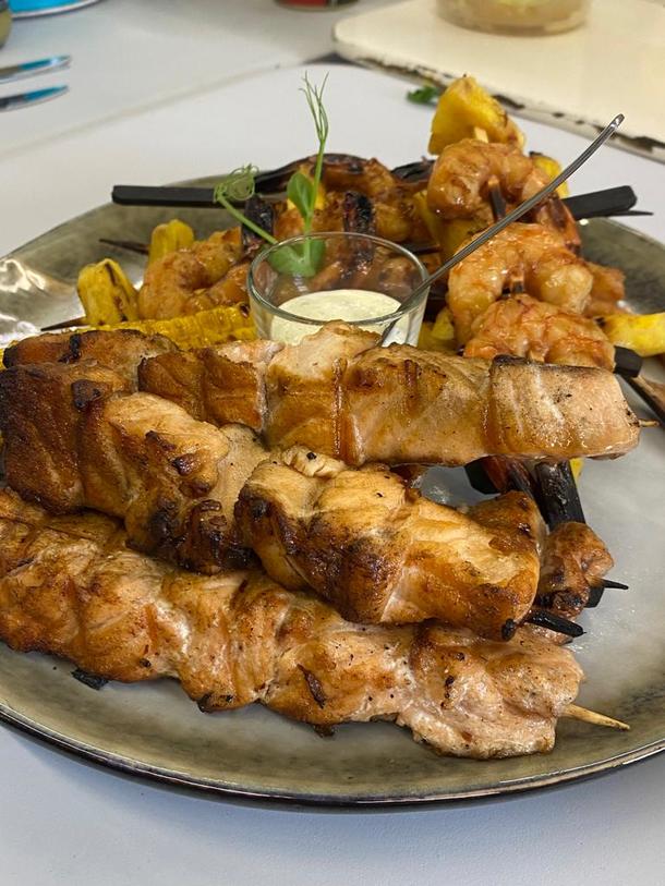 Мини шашлычок из лосося с томатом черри