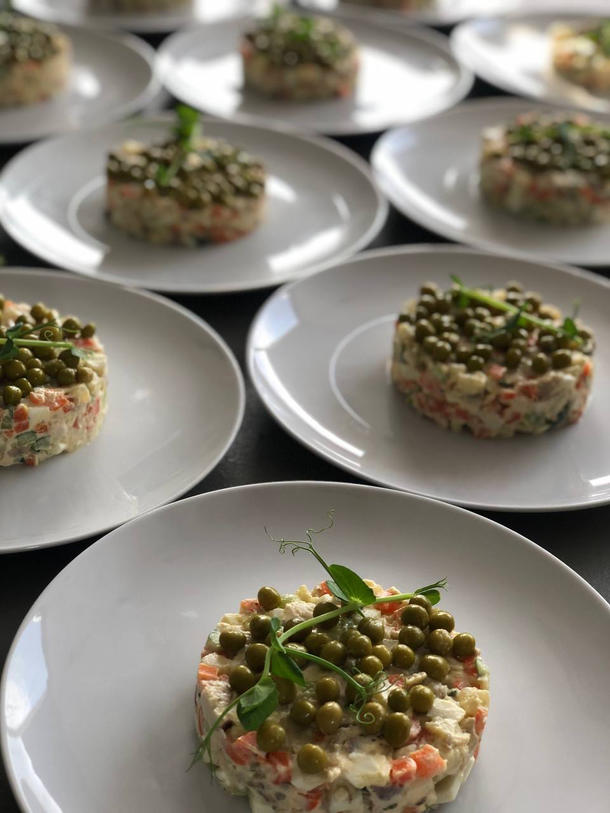 Салат оливье с запеченными овощами и куриным филе в пряных травах