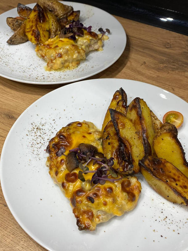 Запеченая курица с грибным жульеном и картофельными дольками