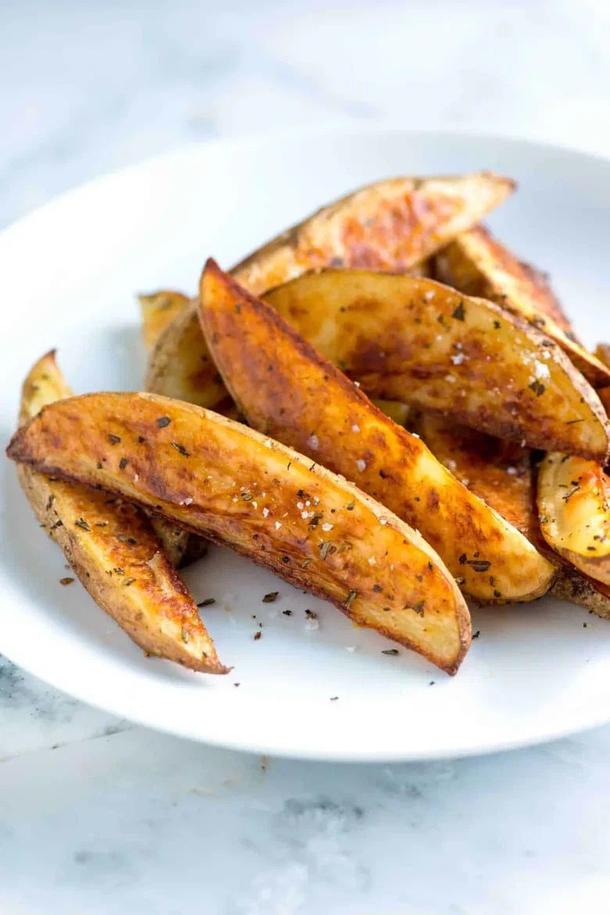 Картофельные дольки, запеченные с розмарином