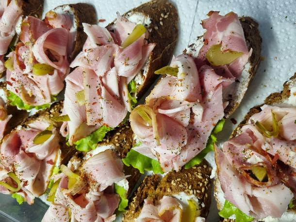 Брускетта с беконом и корнишонами Брускетта с беконом и корнишонами