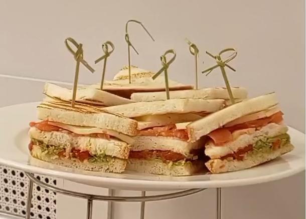 Сендвич с ветчиной и помидором
