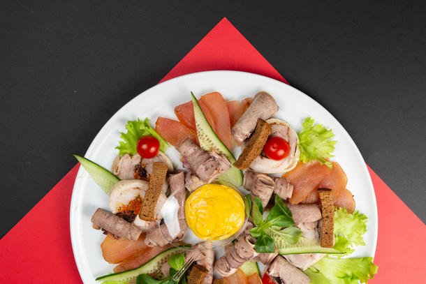 Мясная тарелка в славянских традициях с соусом Мясная тарелка в славянских традициях с соусом