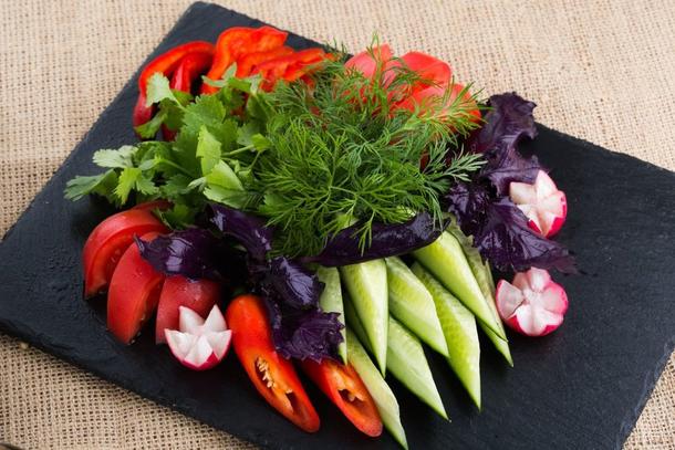 Ассорти из свежих овощей с травами и соусом