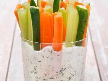 Шот - салат из свежих овощей с соусом блю-чиз