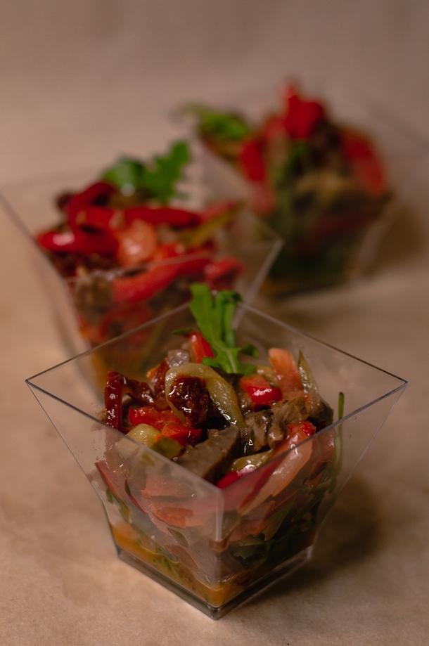 Мини-салат с говядиной и вялеными томатами