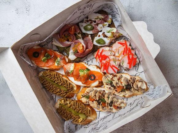 Аппетитный фуршетный сет с горячими закусками на 26-30 персон в Воронеже