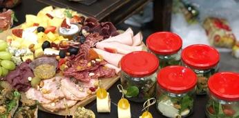 Аппетитный сет с мини-бургерами на 18-20 персон