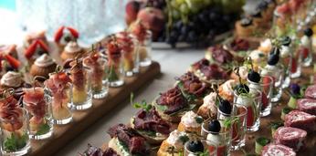 Сытный презентабельный фуршет с горячими закусками на 37-40 персон