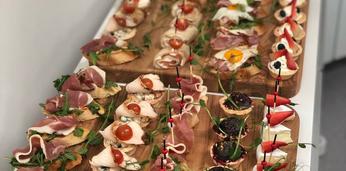 Вкусный фуршет с разнообразными закусками для девушек на 7-10 человек