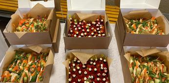 Фуршетный сет стандарт с горячими закусками на 16-20 персон