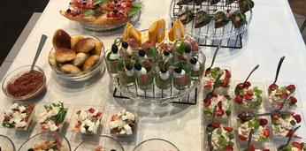 Сытный праздничный сет с горячими закусками и десертами на 11-12 персон