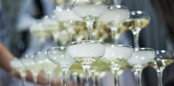 Горка шампанского на 100 персон